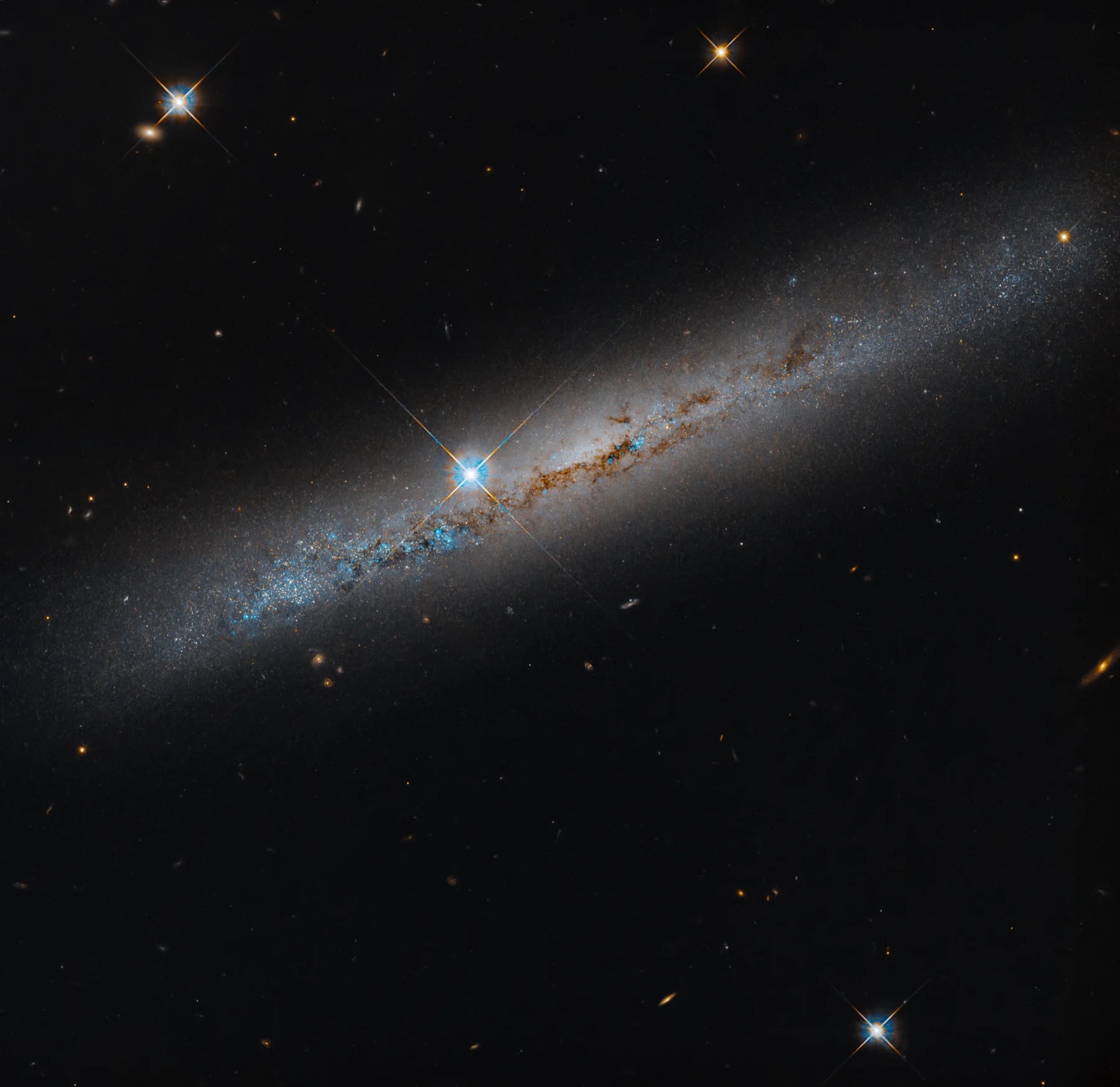 גלקסיית NGC 1827 בצילום טלסקופ החלל האבל